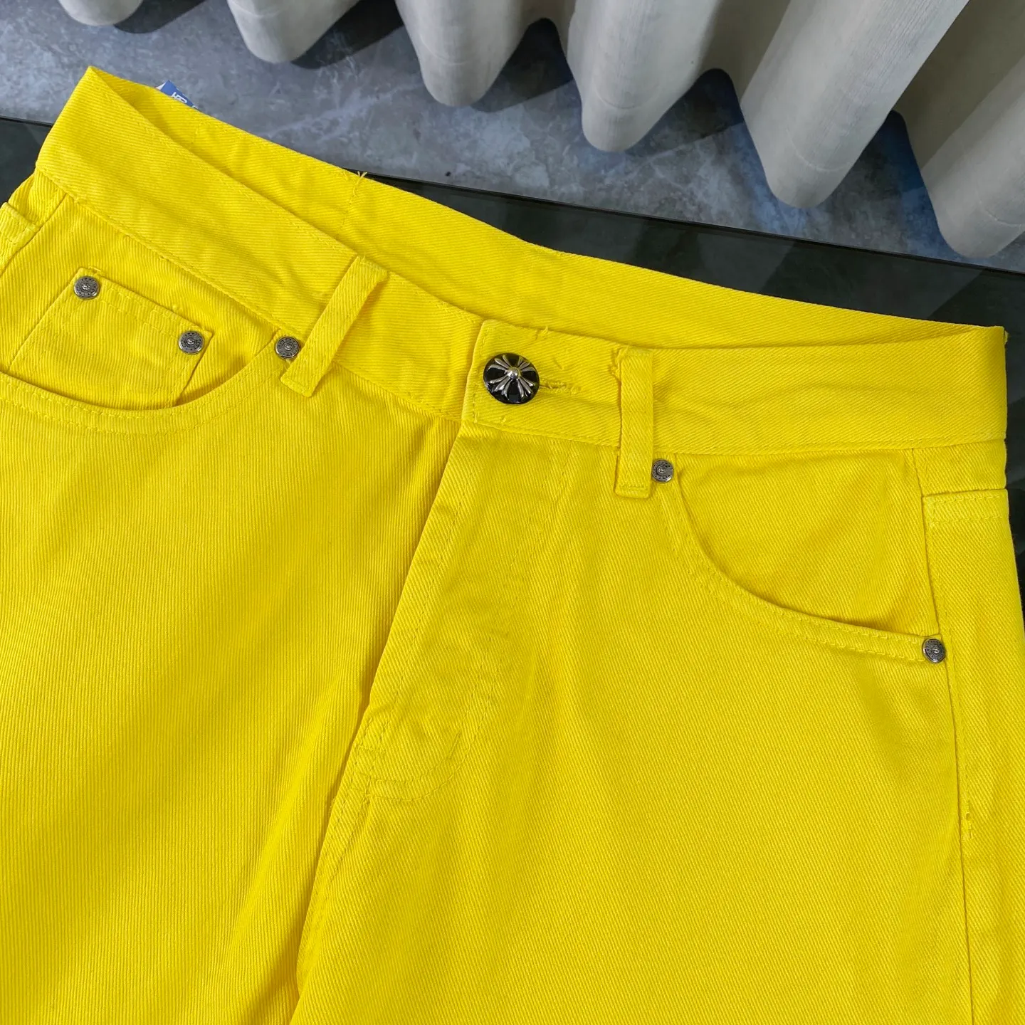 P270 CH Chromehearts 2025 new Paris-limited yellow large cross jeans, top ceiling quality, styles with different wash textures, very friendly to people with thin legs and thick legs, the straight and loose version is very flattering to the leg shape, the moderate length that never goes out of style, easy and casual to match, the basic style of various styles, a must-have in the wardrobe! The fabric is stiff but also makes the upper body soft without losing texture. The washing process is even more perfect. It is a must-have item for everyone! ! ! Washed wheat, hang tag, pants label, three complete labels, color: yellow, size: 28, 30, 32, 34